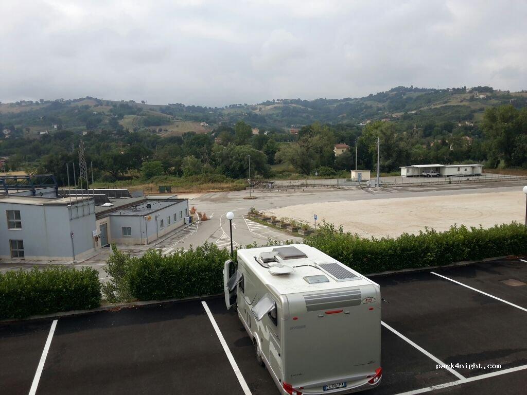 Punto Sosta Camper/Camper Service - Foto 6