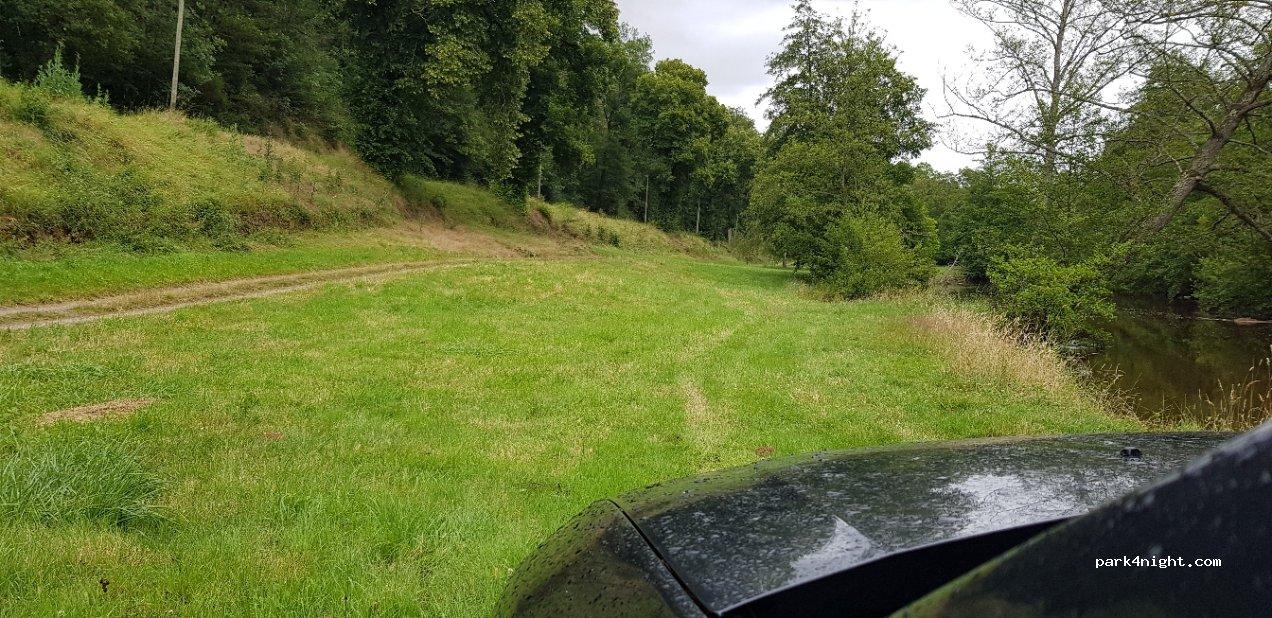 Aire de camping-car CHAMBON SUR VOUEIZE - Foto 4