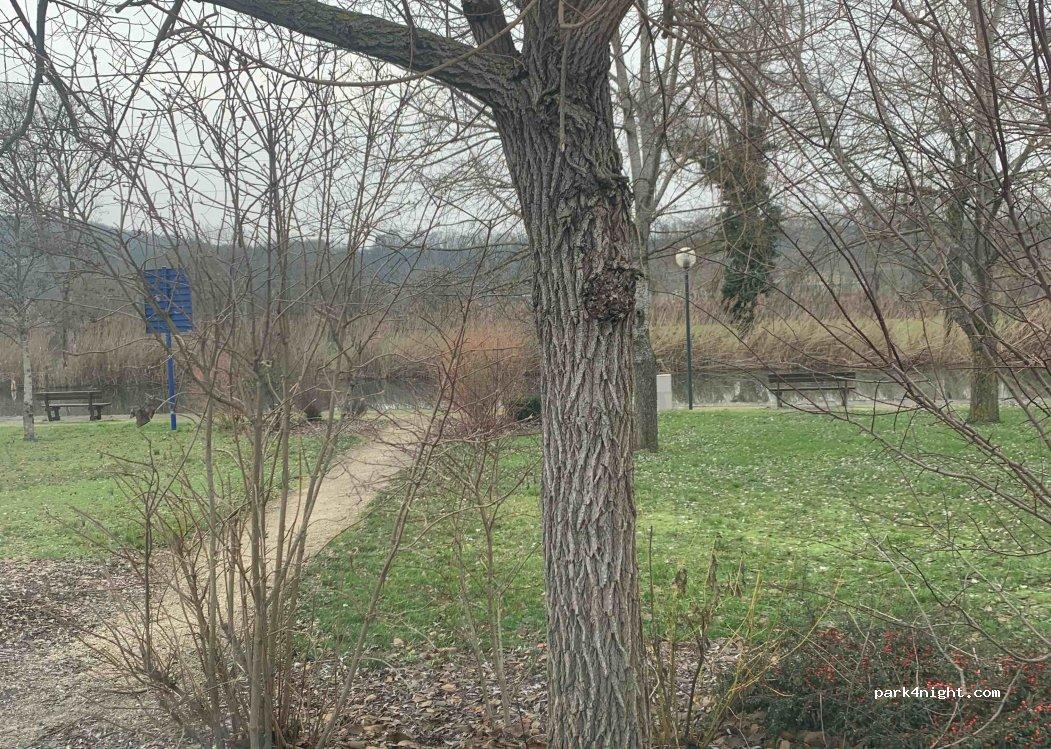 aire de services et stationnement camping cars 52300 Joinville - Foto 5