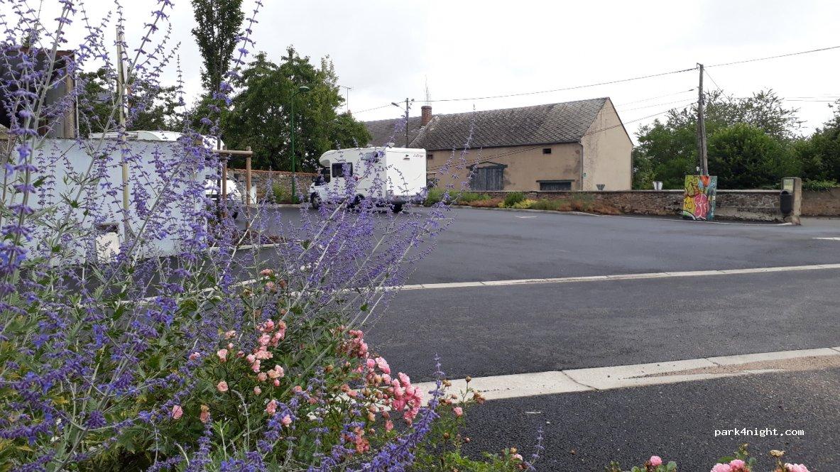 Aire de camping-car MONTMARAULT - Foto 2