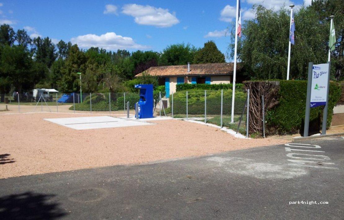 Aire Camping-Car Park de mon Village de Puy-Guillaume - Foto 2
