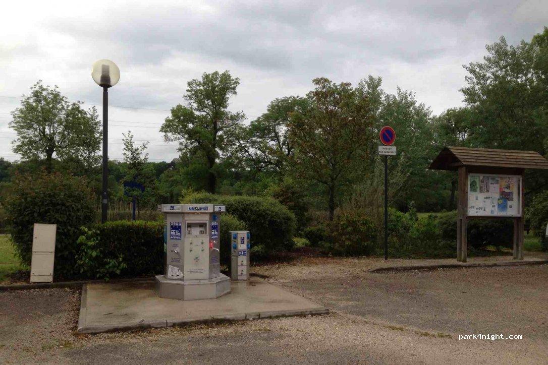 aire de services et stationnement camping cars 52300 Joinville - Foto 2