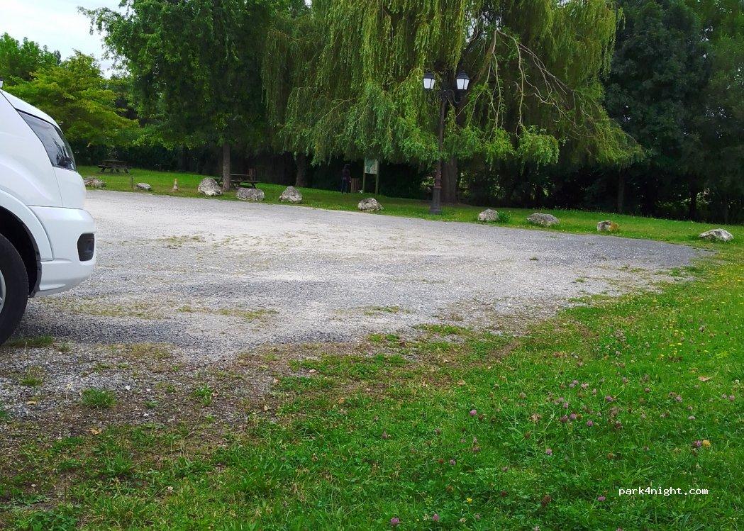 Aire de camping-car MONTMOREAU SAINT CYBARD - Foto 2