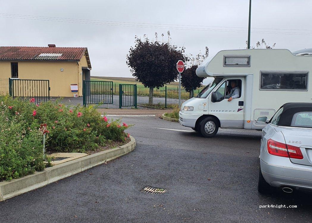 aire de services et stationnement camping cars 89210 Bellechaume - Foto 2