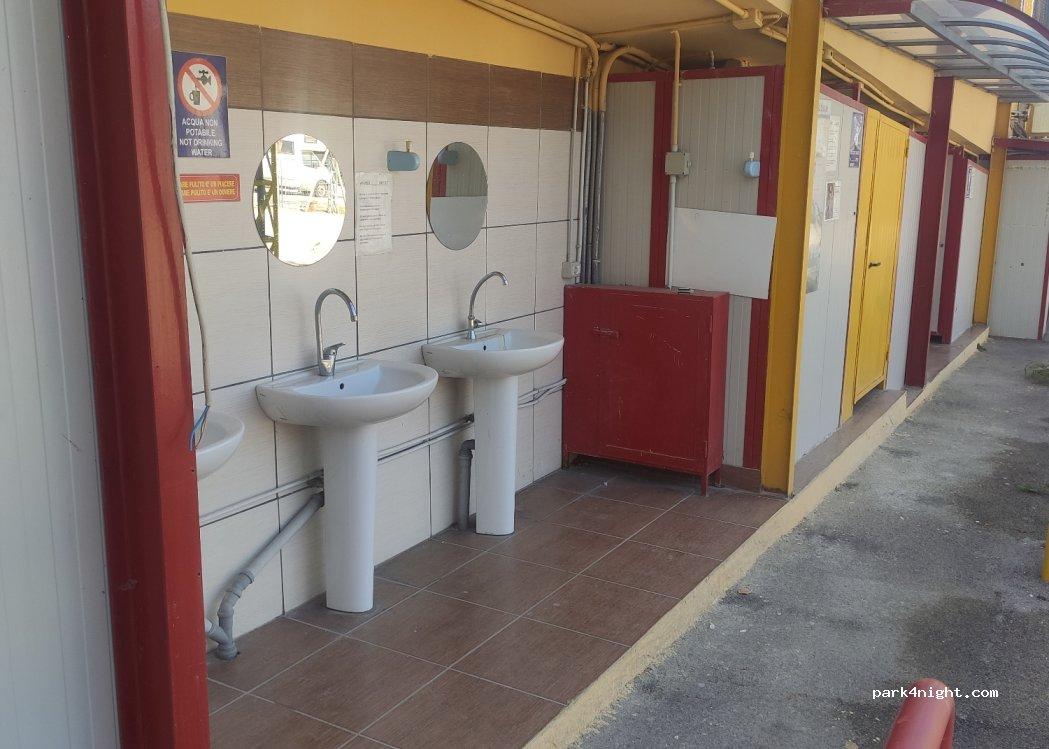 AREA DI SOSTA CAMPER E ROULOTTE PORTICI- ERCOLANO - LA BOUTIQUE DEL CAMPEGGIATORE SRL - Foto 4