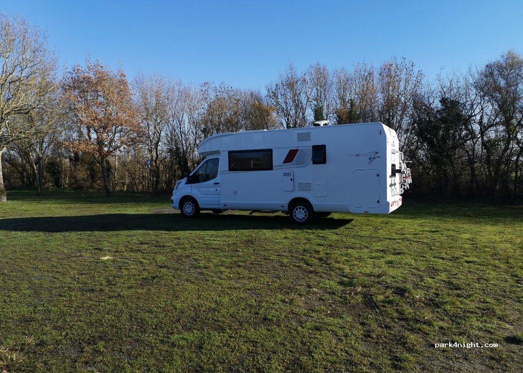 Aire de camping-cars de Marennes-Hiers-Brouage - [AireServices] Place Brassens - Foto 3