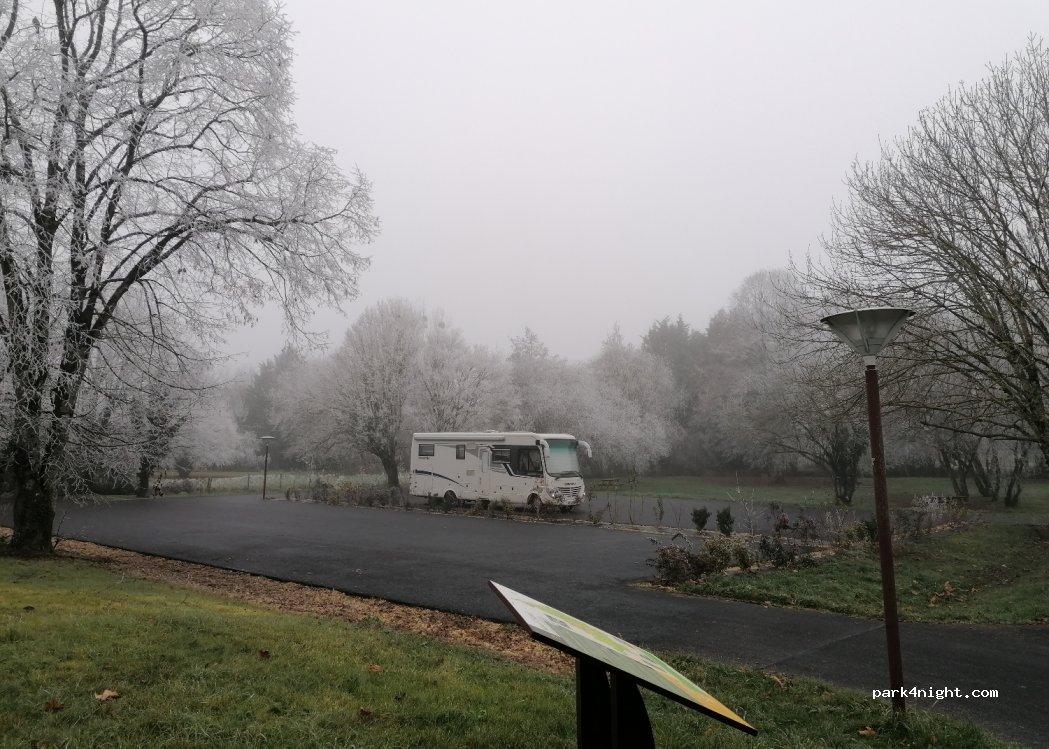 Aire pour camping-cars 86340 Nieuil-l'Espoir - Foto 2