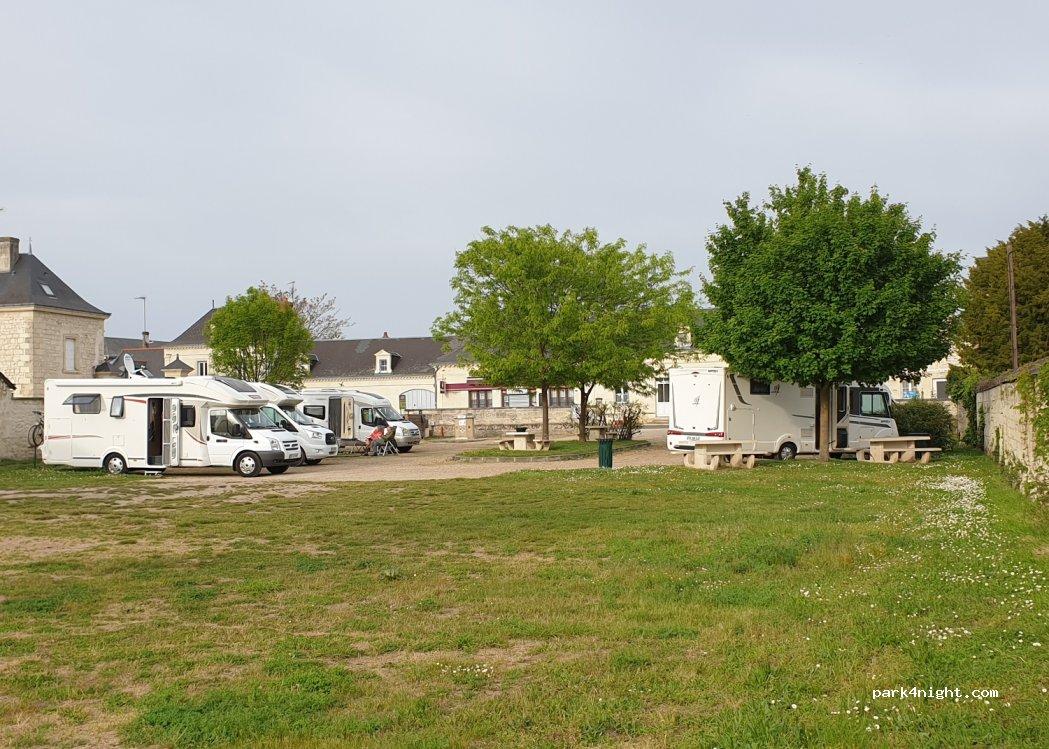 aire de camping car CHOUZÉ-SUR-LOIRE - Foto 2