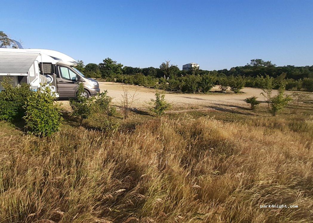 Aire de camping-car NUEIL LES AUBRIERS - Foto 6