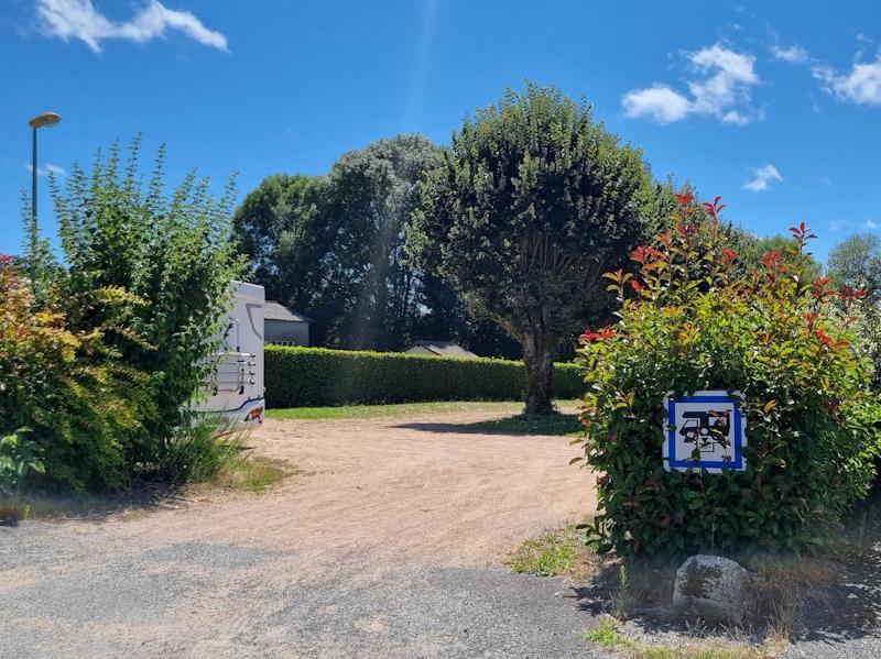 Aire de camping-car CUSSAC - Foto 7