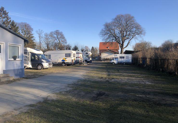 Wohnmobil Stellplatz am Bahnhof - Foto 6