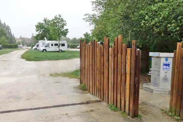 Aire de camping-car NUEIL LES AUBRIERS - Foto 2