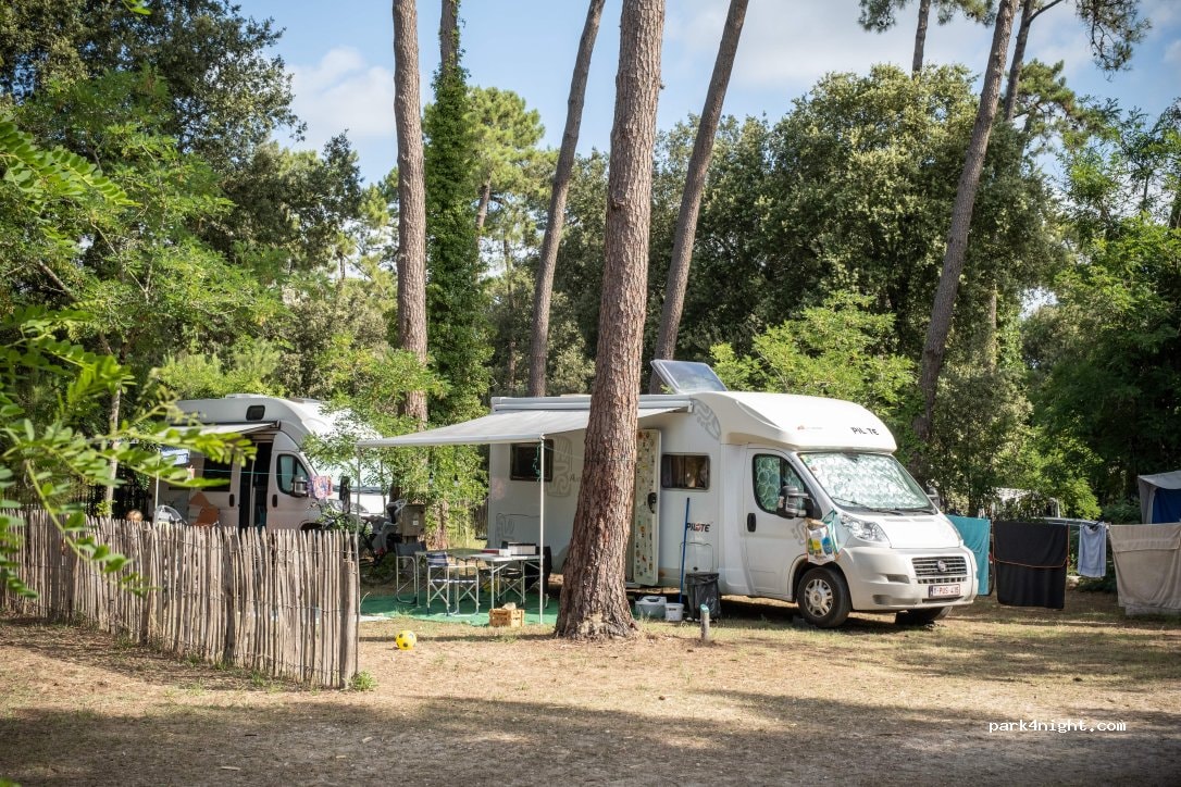 Aire de camping-cars de Marennes-Hiers-Brouage - [AireServices] Place Brassens