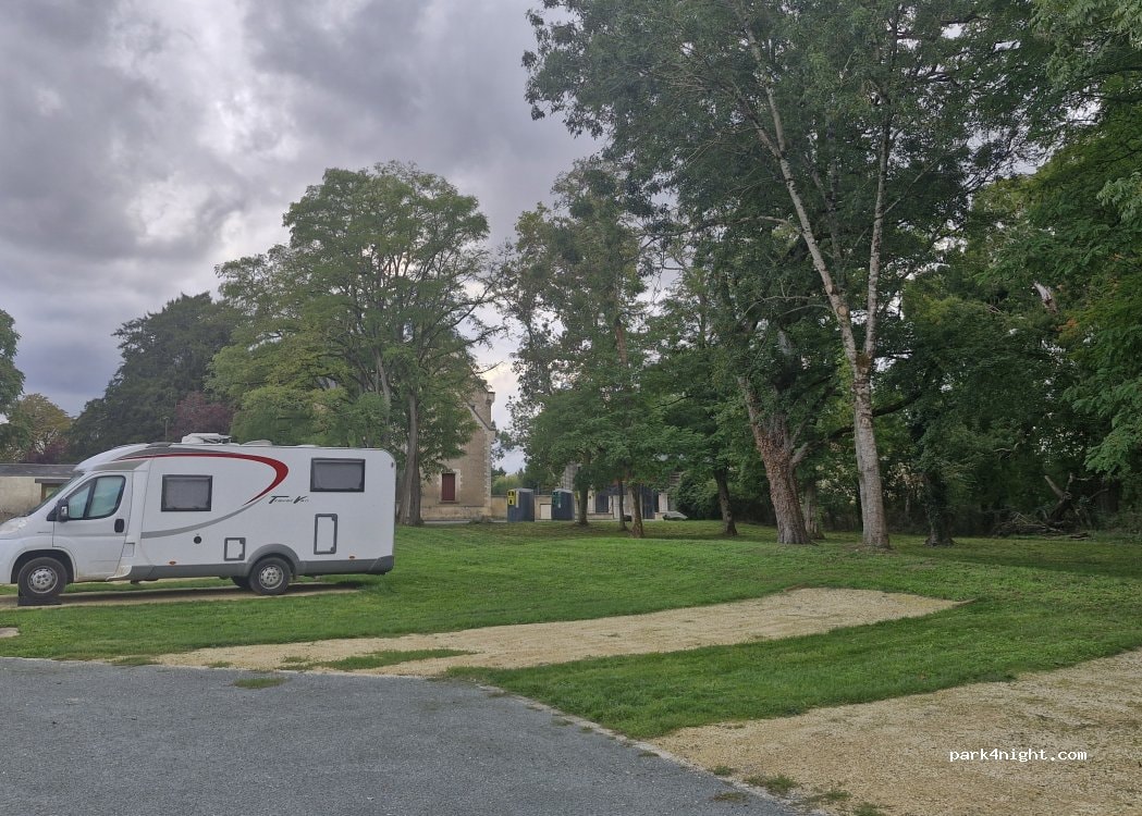 Motorhome parking 79230 Prahecq