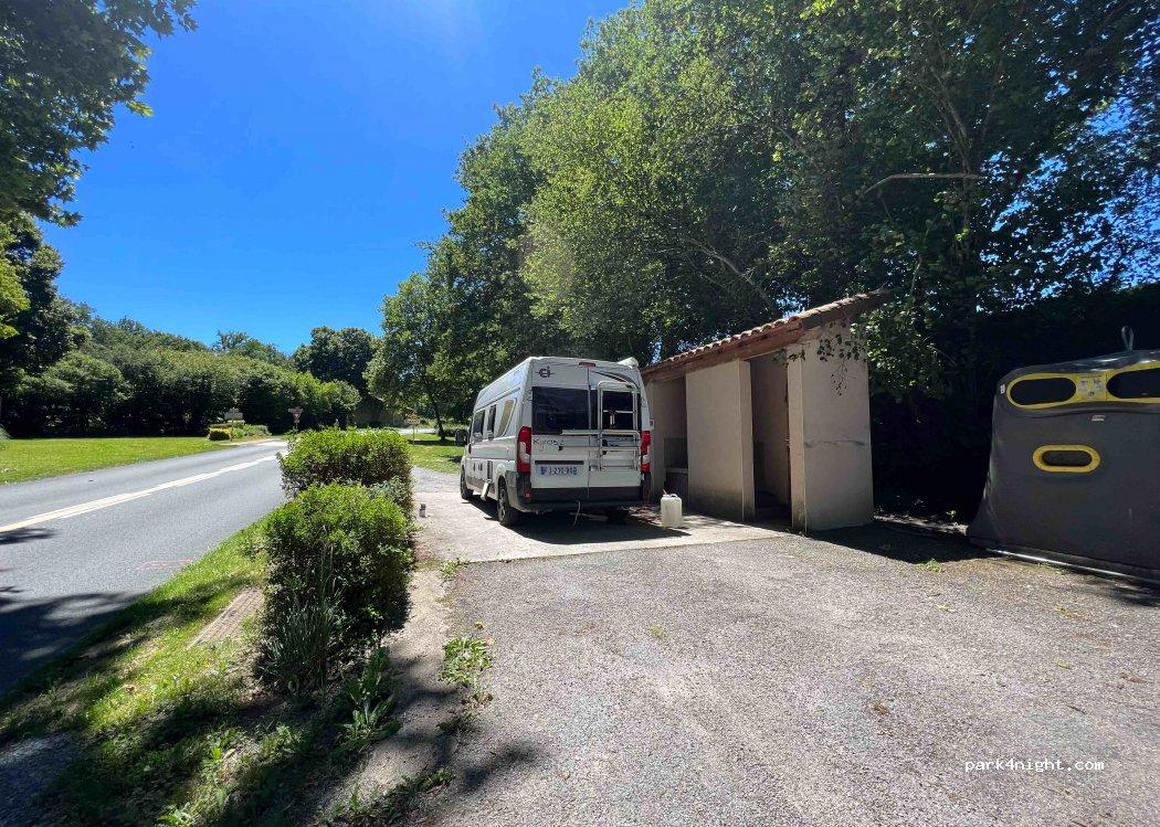 Aire de services gratuits pour camping-cars