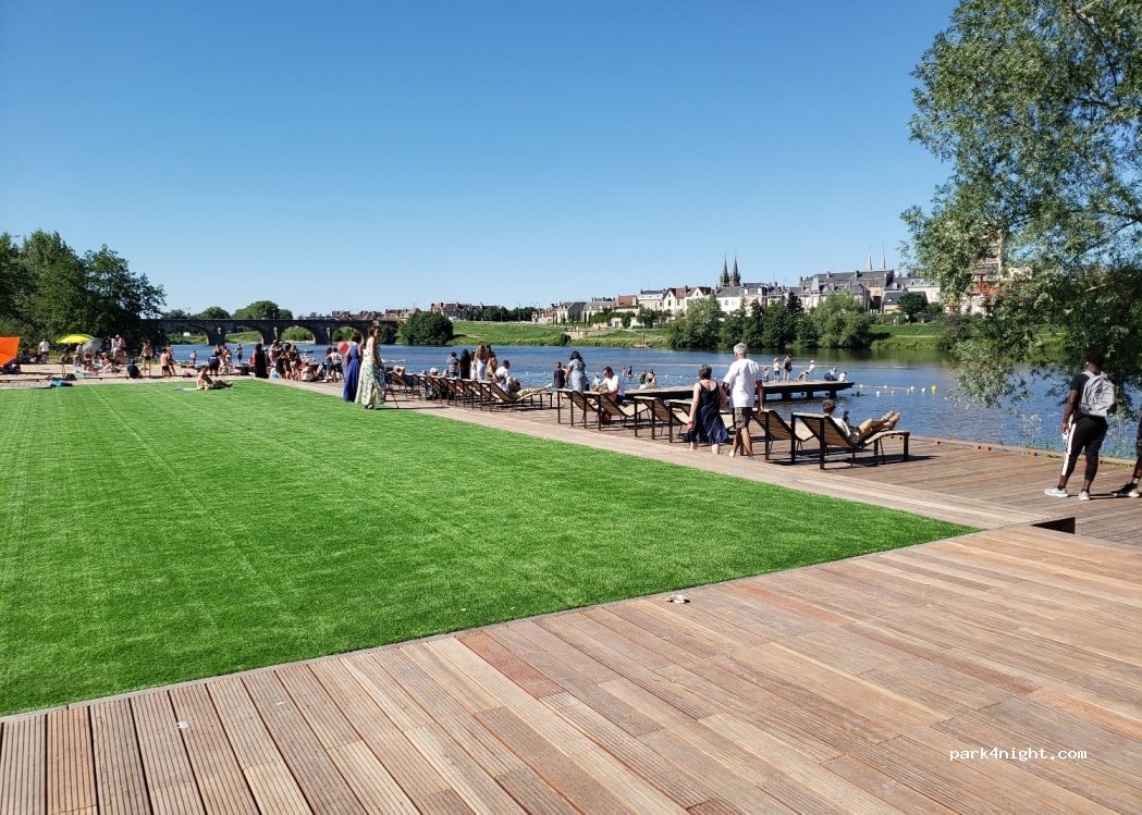 Aire de service et stationnement pour campings-cars