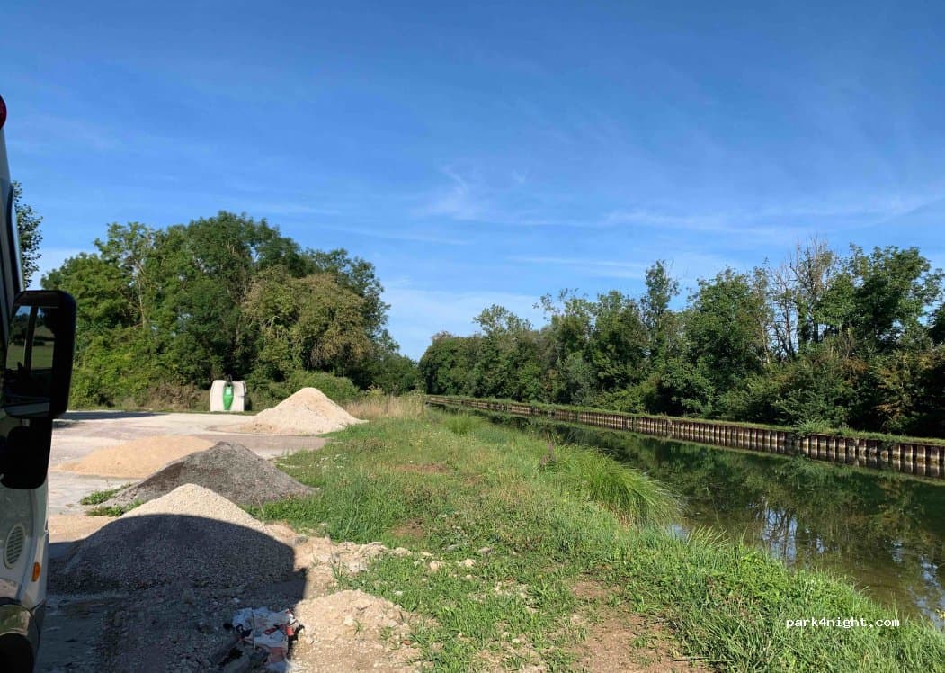 Terrain de Stationnement de Camping-cars d'Ancy-le-Libre