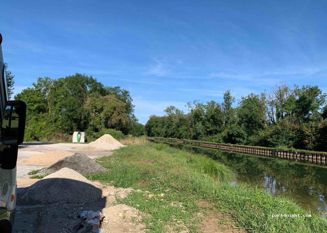 Terrain de Stationnement de Camping-cars d'Ancy-le-Libre