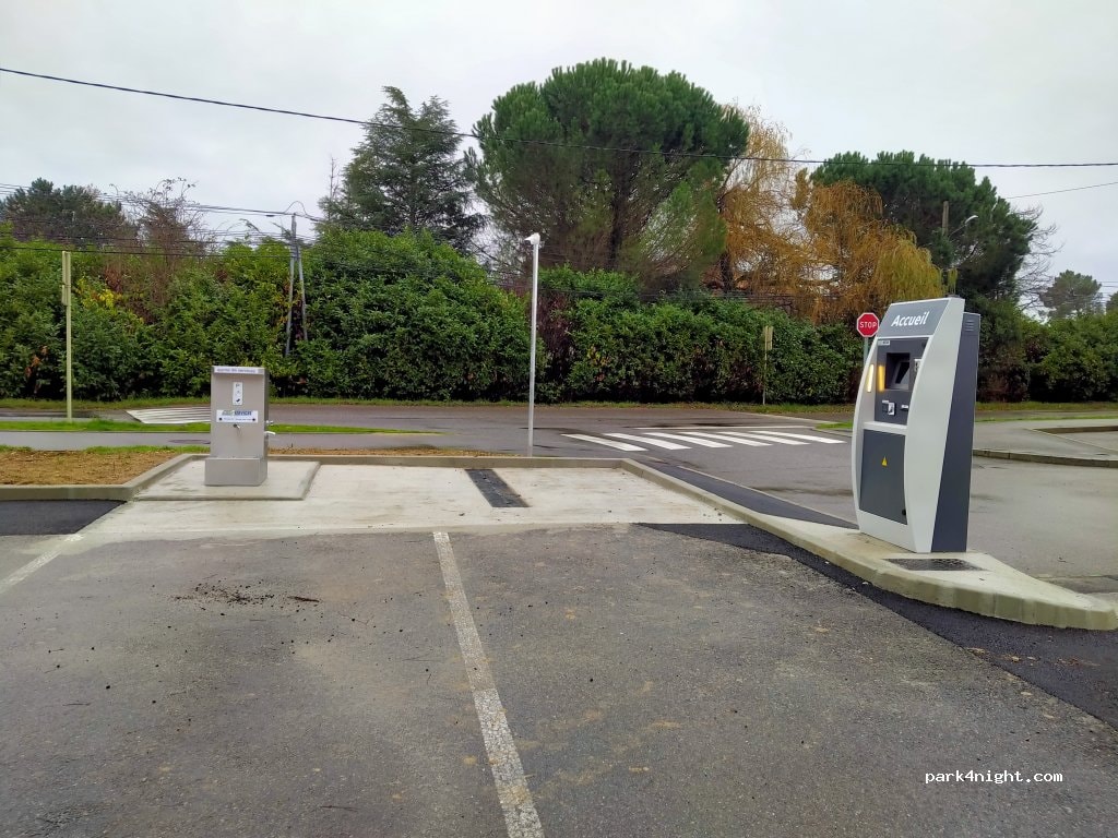 FRONTON AIRE DE CAMPING-CARS DE MATABIAU