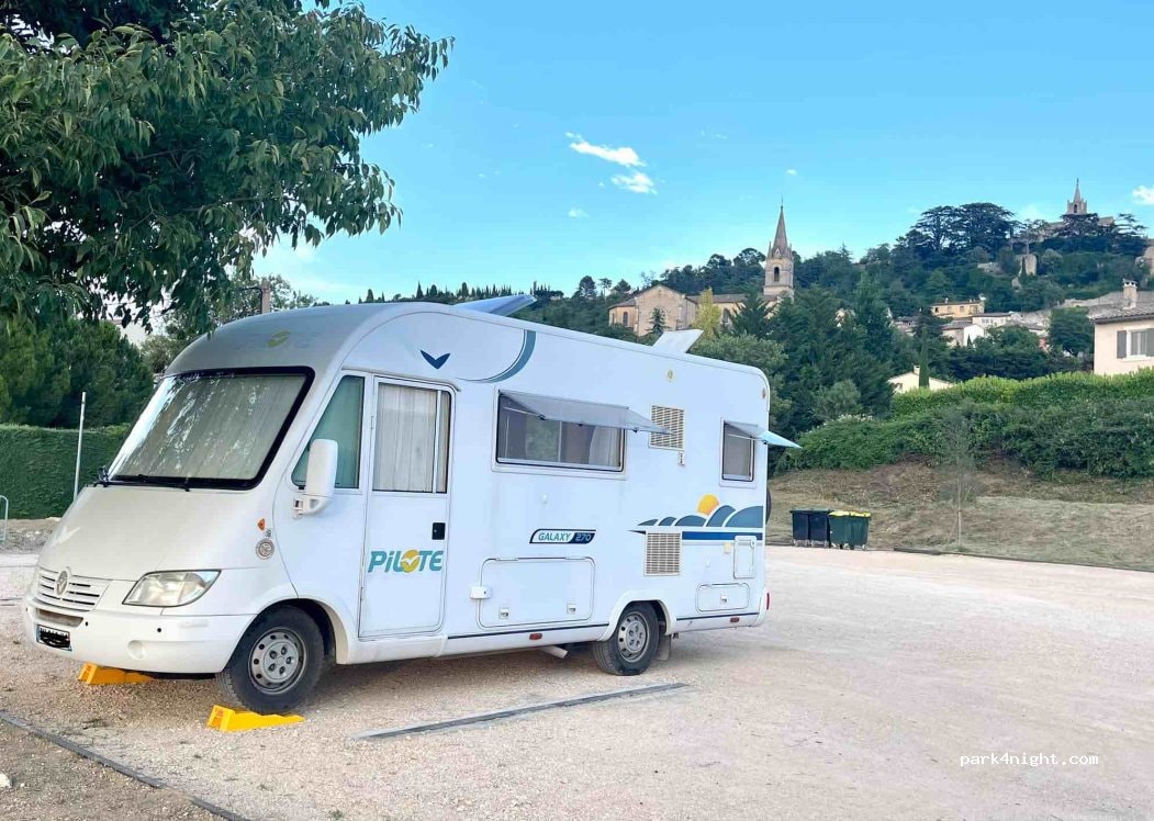Bonnieux parking VL et aire de camping-cars