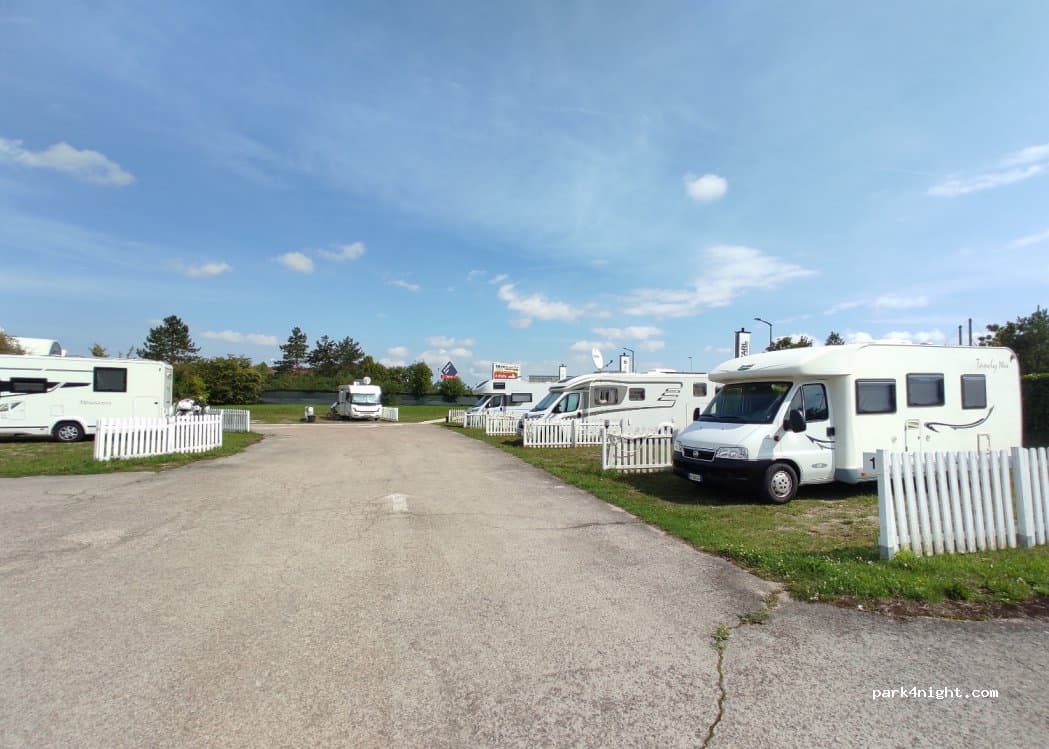 Aire camping-car Mc Arthur Glen Troyes