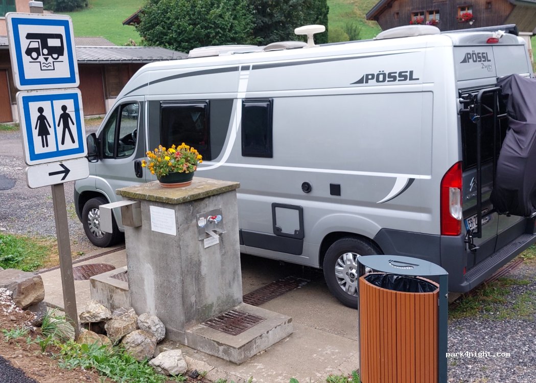 Aire de stationnement camping-car avec services