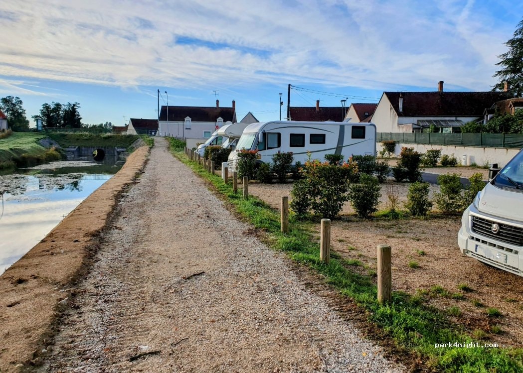 Aire de camping-car du Canal de Berry