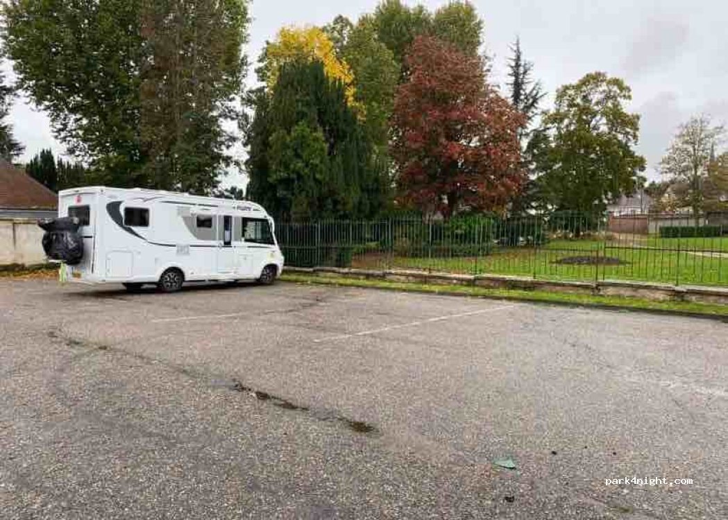 Aire Municipale de stationnement pour Camping-Cars