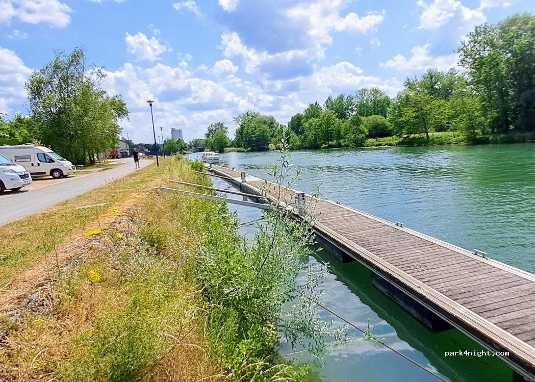 Aire de camping-car et port de plaisance de Dun-sur-Meuse
