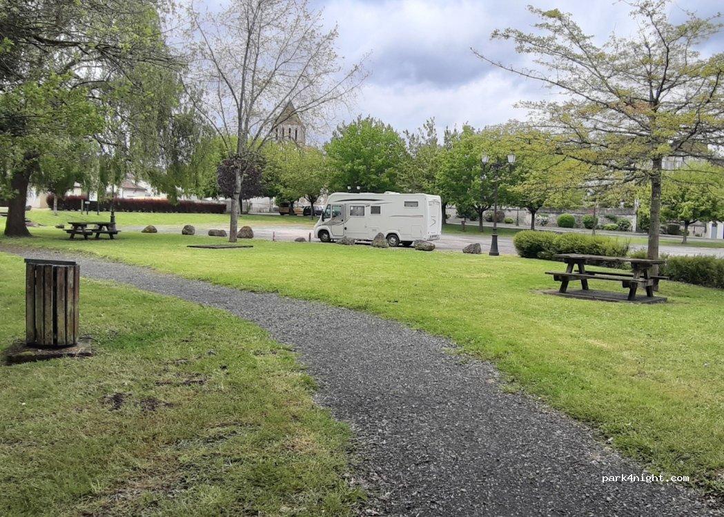 Aire de camping-car MONTMOREAU SAINT CYBARD