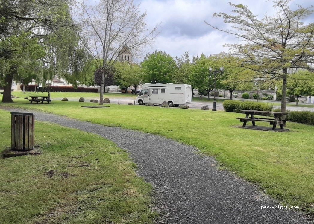 Aire de camping-car MONTMOREAU SAINT CYBARD