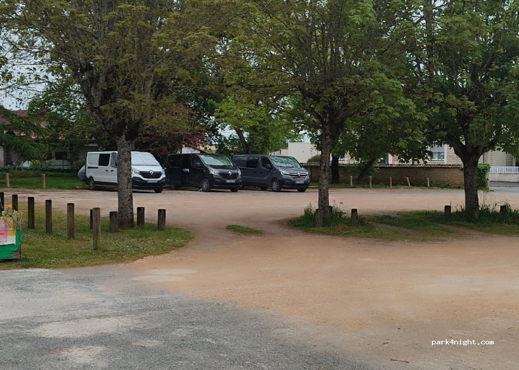 Aire de camping-car LEZAY