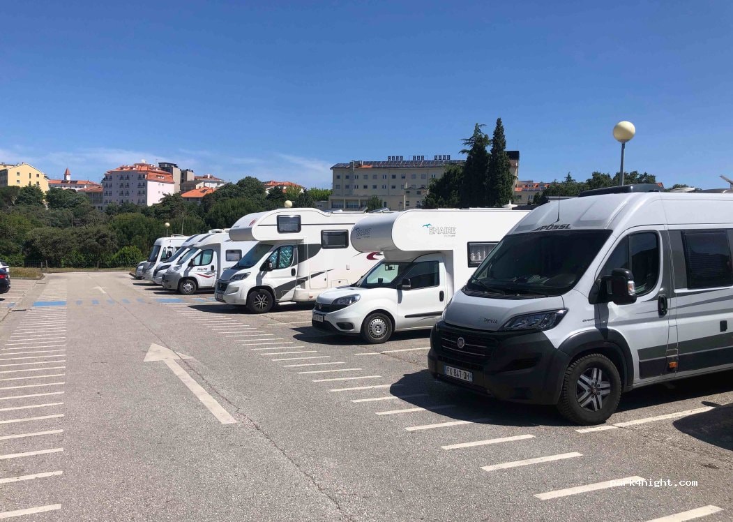 Parque de noche para autocaravanas