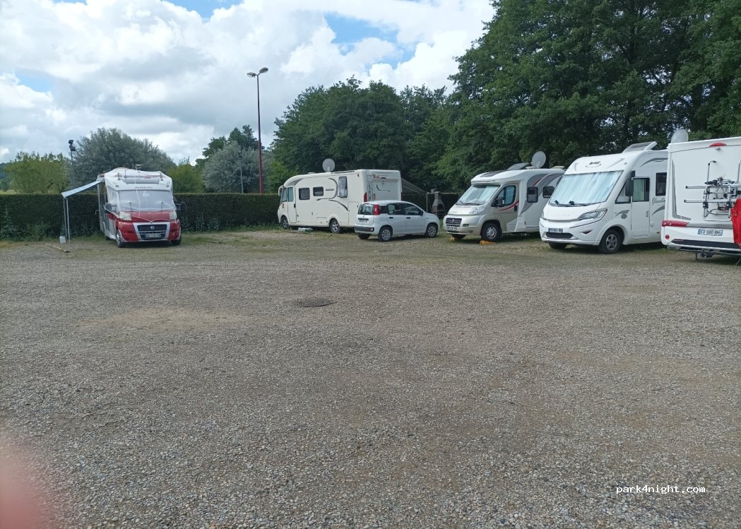 Aire de camping-car STE GENEVIEVE SUR ARGENCE
