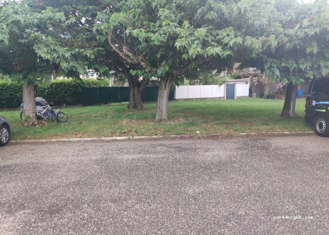 Area Camping Park La Roche de Glun