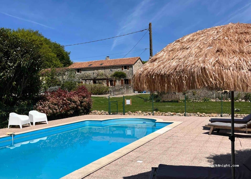 AIRE DE SERVICES ET -STATIONNEMENT CAMPING CAR