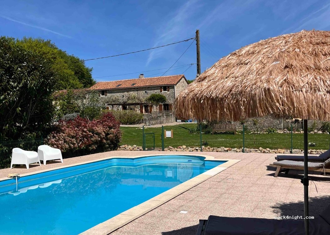 AIRE DE SERVICES ET -STATIONNEMENT CAMPING CAR