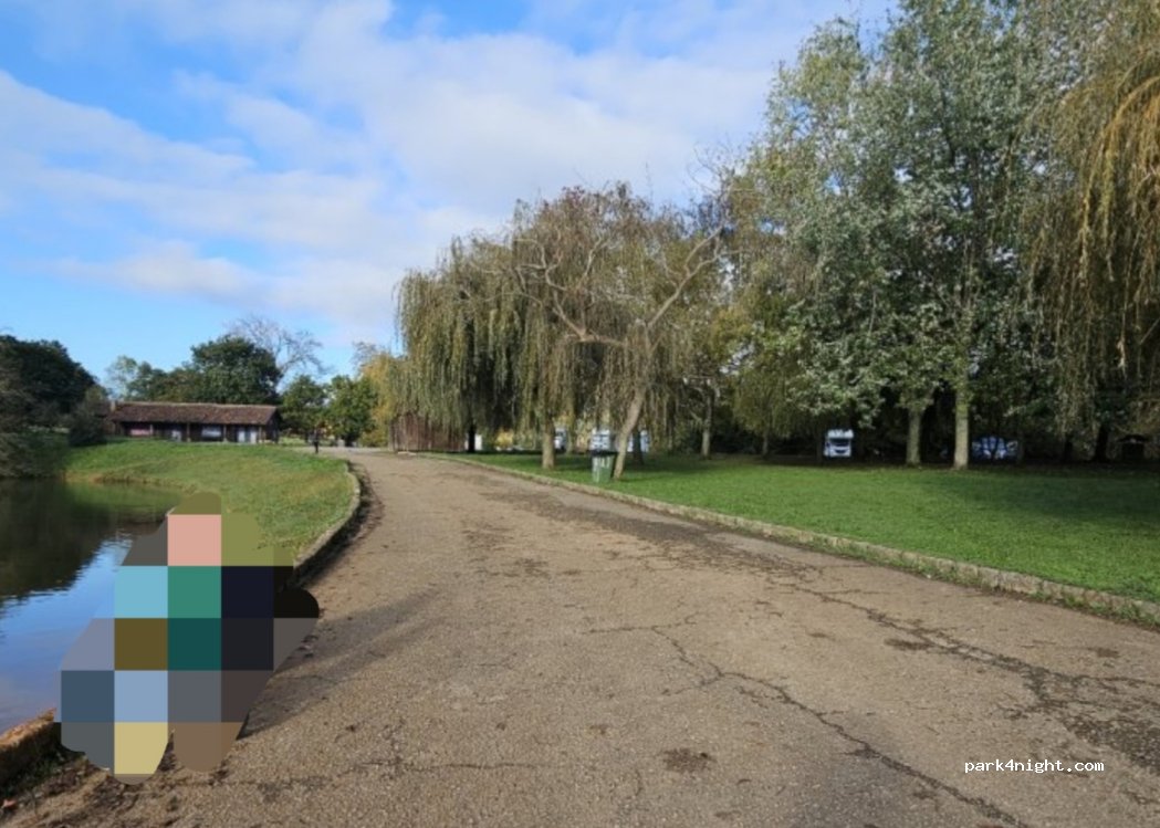 Área de autocaravanas Cabárceno. Lago de Acebo