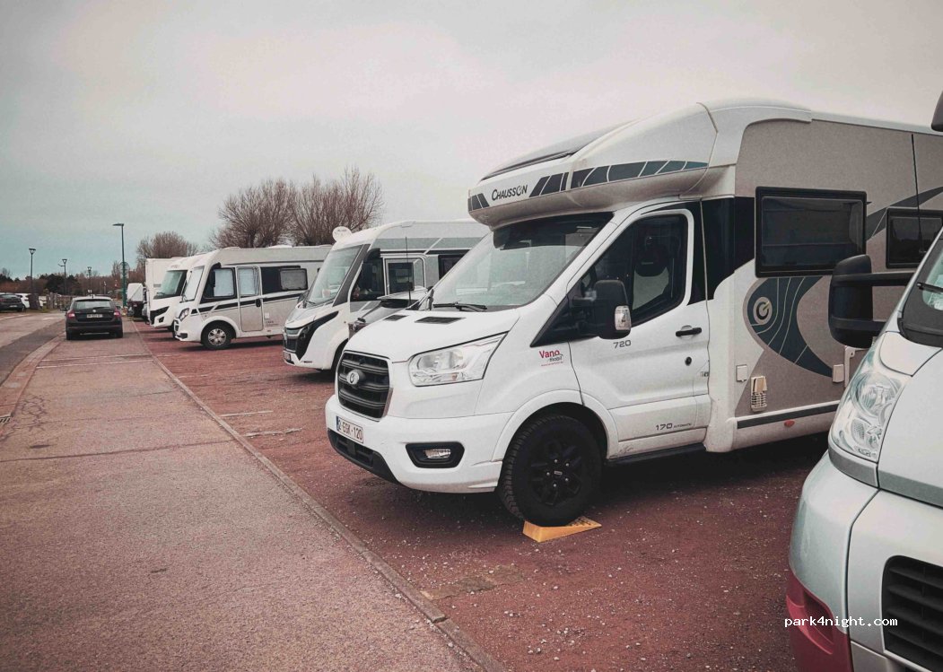 Parking day and night for campers