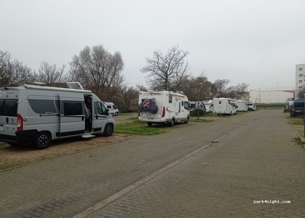 Parqueo carros campers