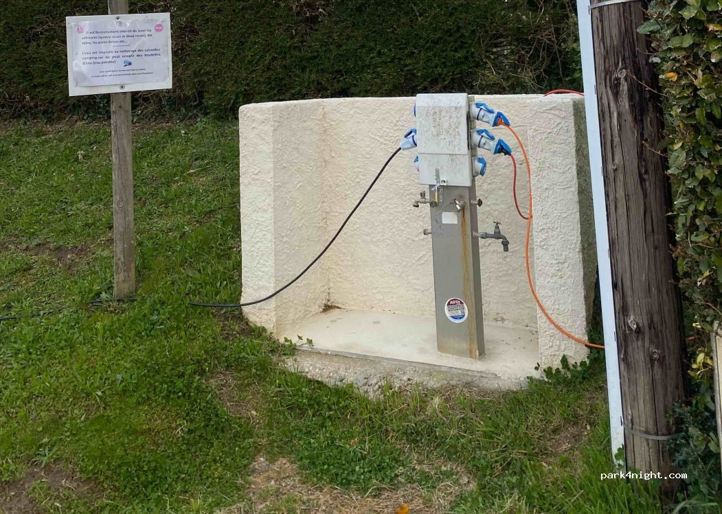 Aire de camping-car LESIGNAC-DURAND