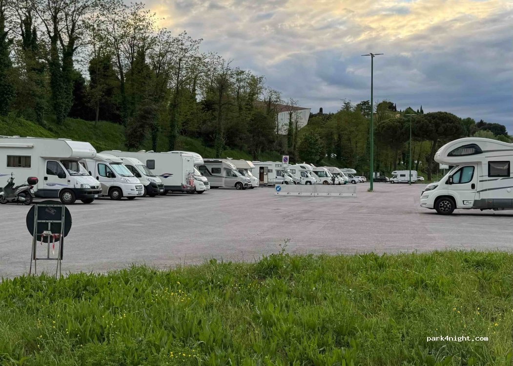 Area Sosta Camper 53100 Siena SI