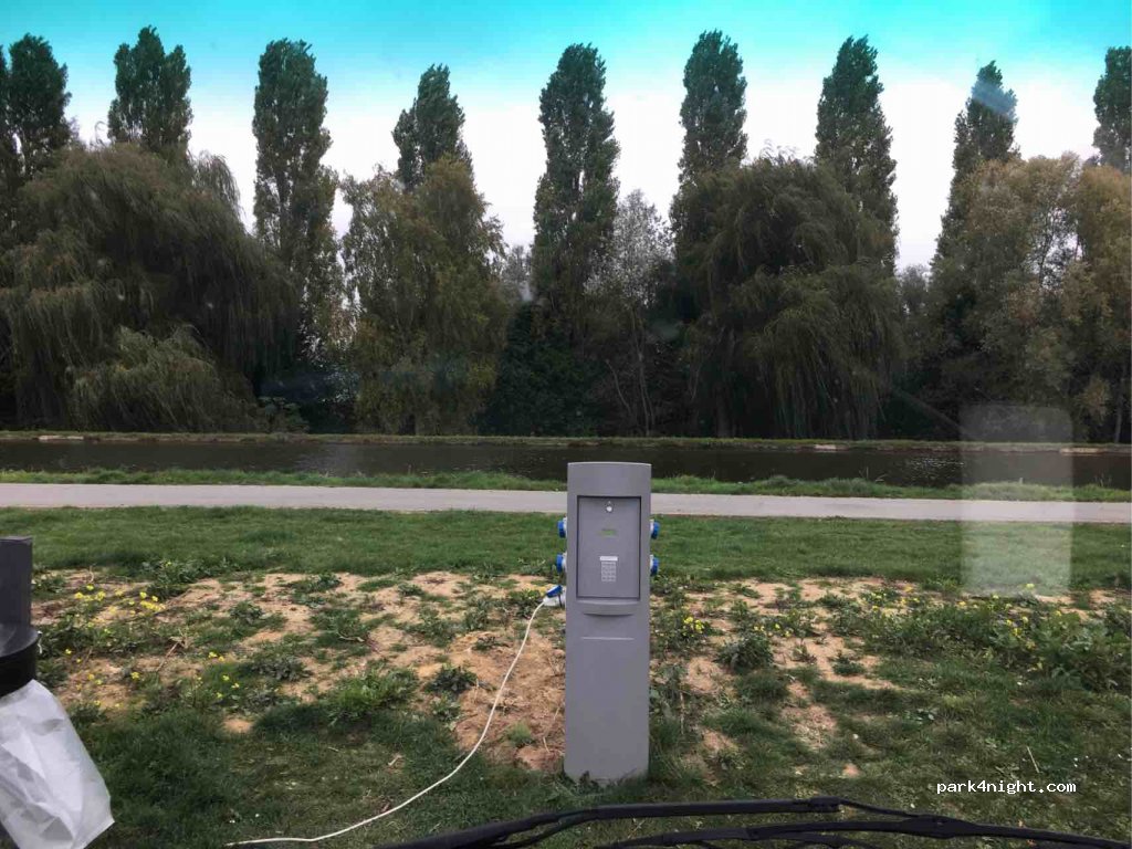 Aire de stationnement et de services pour camping-cars