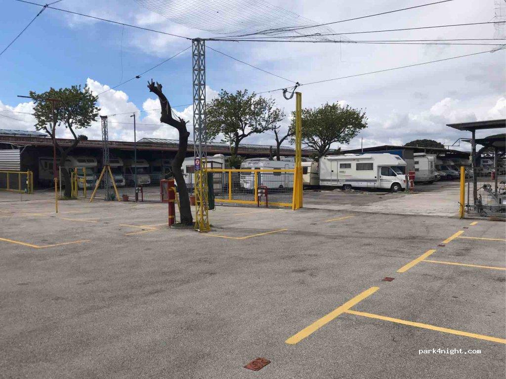 AREA DI SOSTA CAMPER E ROULOTTE PORTICI- ERCOLANO - LA BOUTIQUE DEL CAMPEGGIATORE SRL