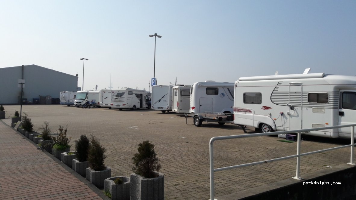 Wohnmobilstellplatz zur Schleuse