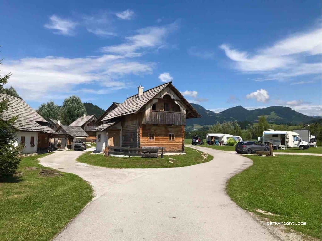 Wohnmobil- und Wohnwagenstellplatz "Im Dörfl"