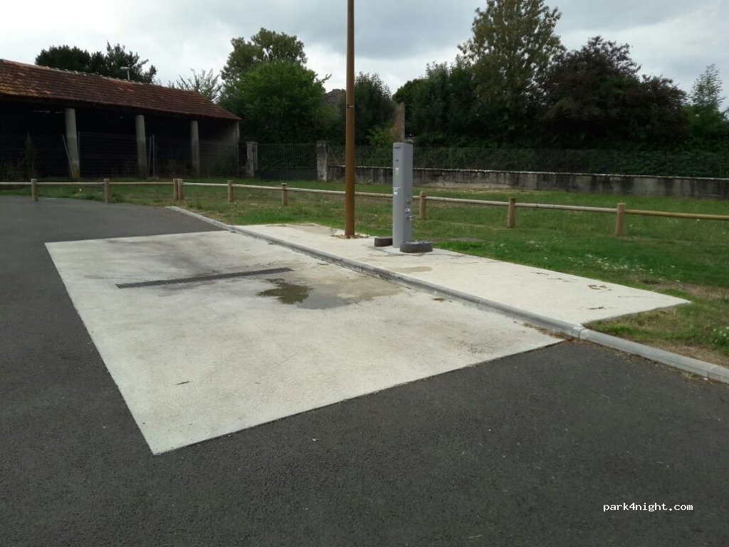 Aire de camping car Saint-Genis-de-Saintonge