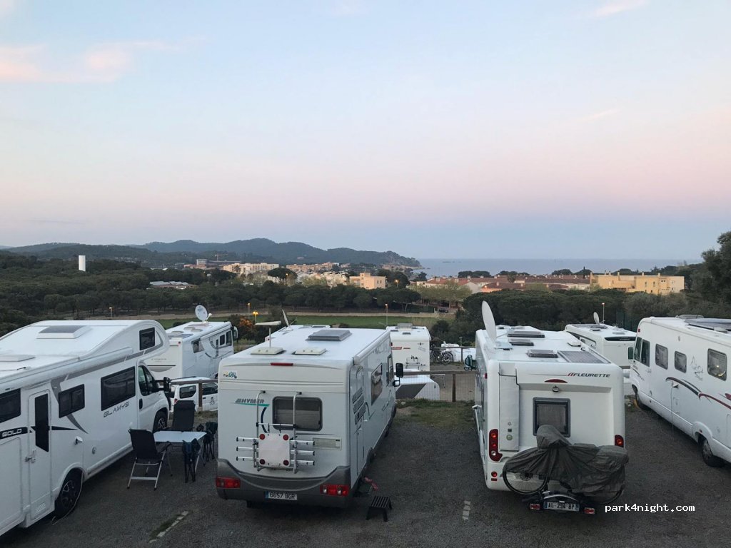 Area de autocaravanas y caravanas Camper