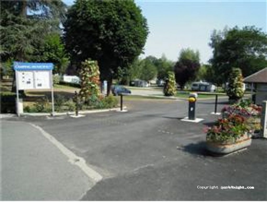 Aire d'accueil et de services - Camping municipal de Bourbon
