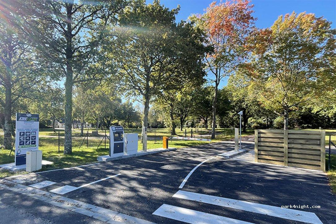 Área de servicios y estacionamiento para autocaravanas